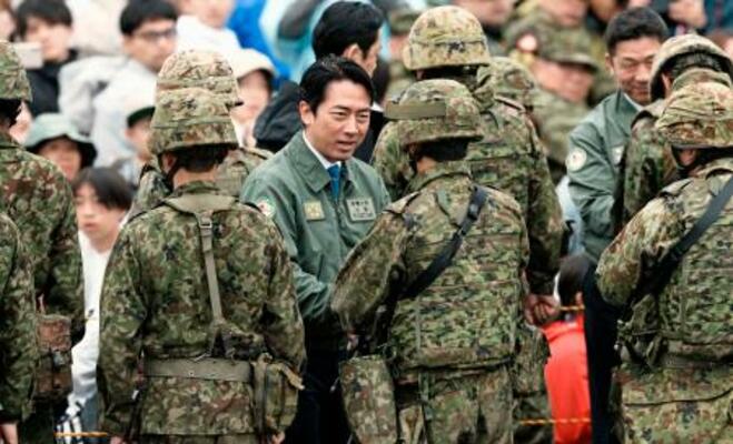 　「富士総合火力演習」の視察で、自衛隊員らに声をかける小泉防衛相（中央）＝７日午後、静岡県の東富士演習場
