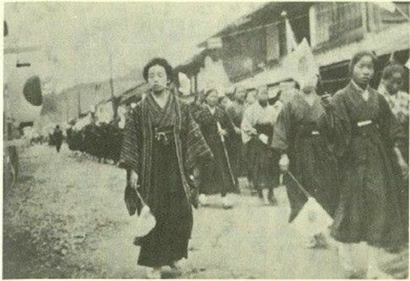 １９２３年、現在のＪＲ烏山線開通を祝った旗行列（市提供）