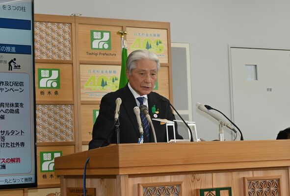 定例会見に臨む福田知事＝10日午後、県庁