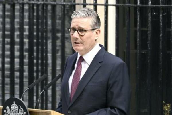 22日、英ロンドンの首相官邸前で辞任を表明するスターマー首相(共同)