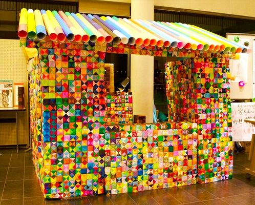 色とりどりの折り紙で町民らが制作した「ＯＲＩＧＡＭＩのいえ」＝上三川町提供