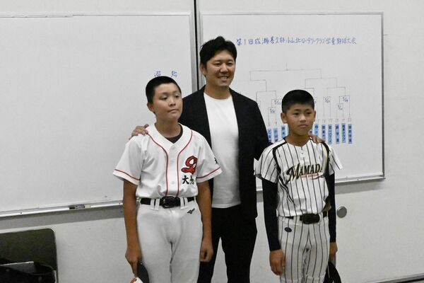 組み合わせ抽選後、代表選手らと記念撮影する成瀬さん（中央）