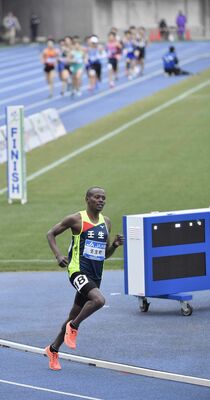 最終10区を独走する壬生のベンジャミン選手