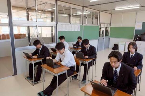 完成した石川県立輪島高の仮設校舎で行われたホームルーム=9日朝、輪島市