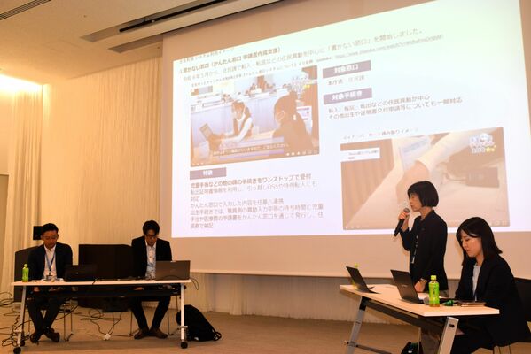 トークセッションで壬生町の取り組みを報告する須藤課長補佐（右から２人目）＝２日午後、宇都宮市