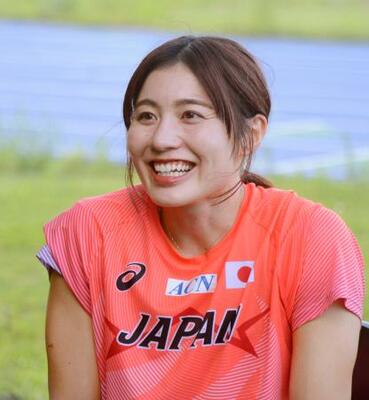 　取材に応じる陸上女子１００メートル障害の福部真子＝５日、広島県東広島市の広島大