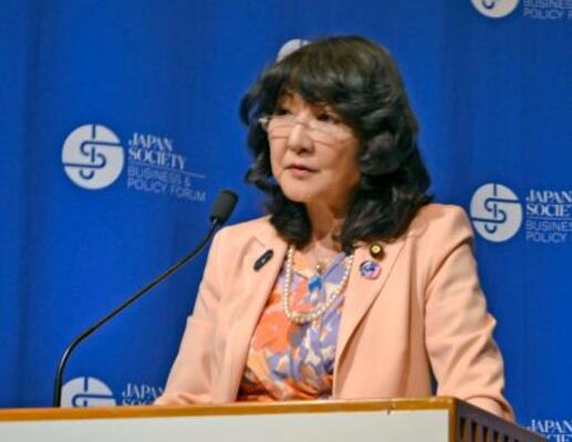 　ニューヨークで講演する片山財務相＝１８日（代表撮影・共同）