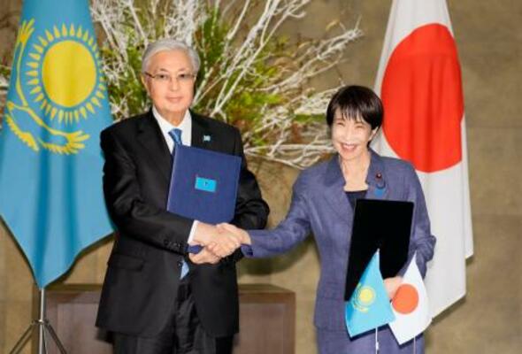 署名式で握手する高市首相(右)とカザフスタンのトカエフ大統領=18日午後、首相官邸