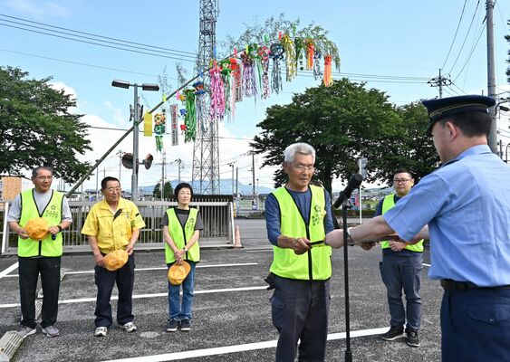 鹿沼署駐車場入り口付近に設置された七夕飾り