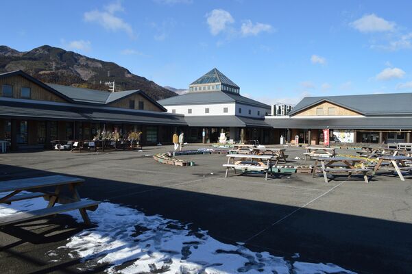 直売所や農村レストランなどが並ぶ「道の駅湯の香しおばら」