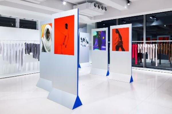 「プリーツ プリーズ イッセイ ミヤケ」の「ベーシックス(BASICS)」シリーズに焦点を当てた写真展=東京・南青山((C)ISSEY MIYAKE INC.)(提供写真)