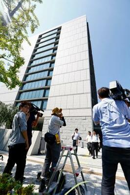 　日本維新の会の石井章参院議員の事務所が入る議員会館前に集まった報道陣＝２７日午前１０時２６分、東京・永田町