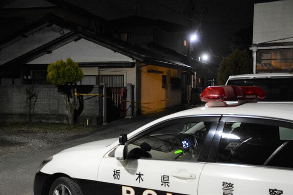事件が起きた住宅。容疑者は日頃から妹の面倒を見ていたという＝８日午後９時40分、さくら市