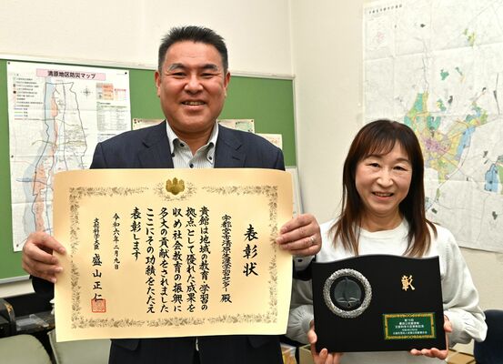 表彰を喜ぶ金子所長（左）と遠藤さん