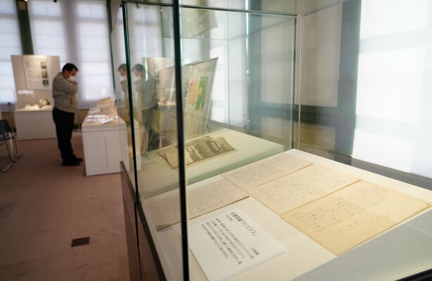 自筆原稿などが展示されている企画展