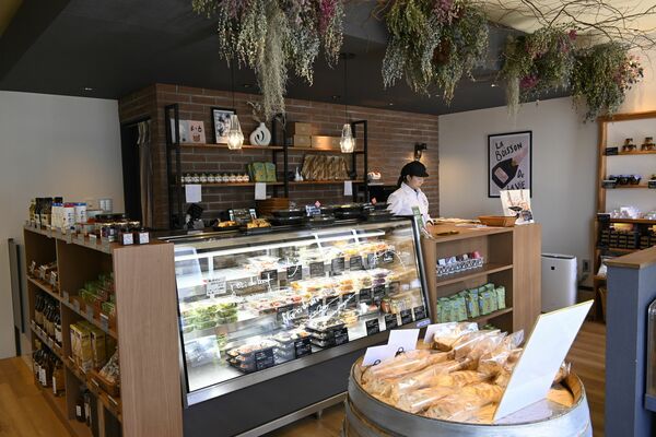 店内のショーケースには老舗レストランの味が楽しめるデリが並ぶ