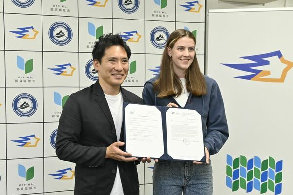 フォトセッションに臨む渡辺那須塩原市長（左）とマフチク選手＝５月14日午後、東京都内
