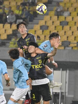 前半25分、栃木ＳＣのＦＷ太田（左）がゴール前で相手と競り合う＝カンセキスタジアムとちぎ、広瀬華撮影