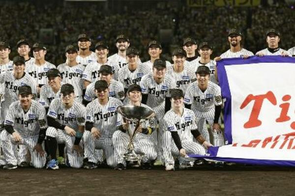 　９月、リーグ優勝を決め記念撮影する（前列右から）中野、近本、森下、佐藤輝ら＝甲子園