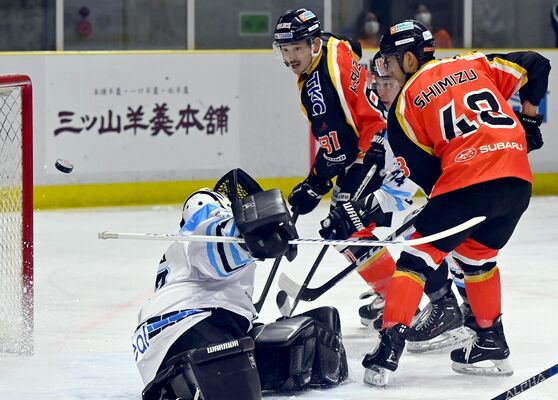 第１ピリオド６分、バックスのＦＷ清水（右）が混戦から先制点を決める