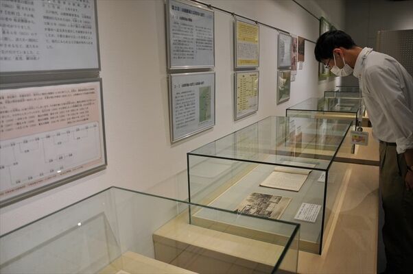 史料約20点が並ぶ「高徳藩」をテーマにした企画展