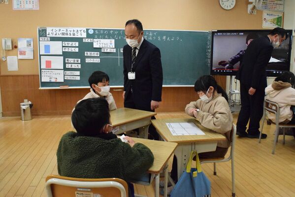 日常生活とインターネット空間を比べて考える児童＝２月３日午後、益子小