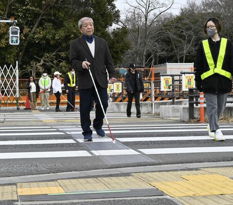 横断支援装置などが整備された横断歩道を渡る視覚障害者ら＝24日午前、宇都宮市竹下町