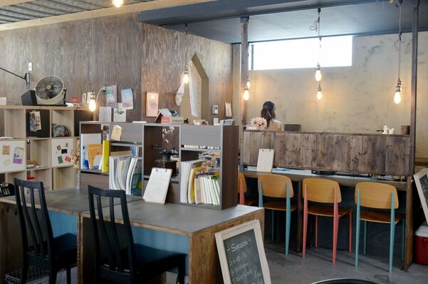 壁の塗装や一部インテリアの制作を戸田さんが手がけた店内