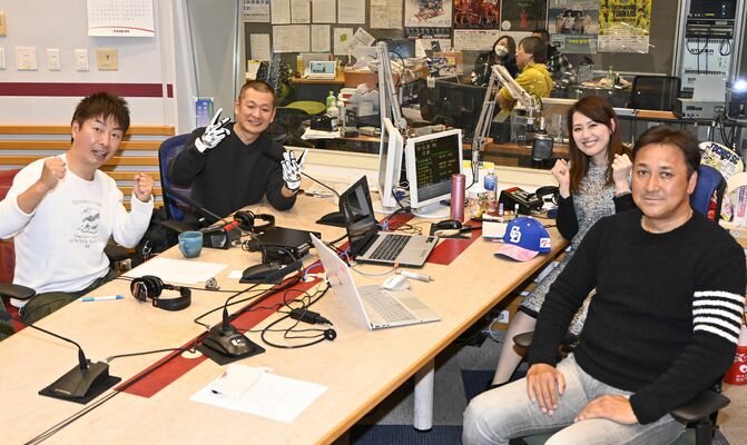 正月特番の収録に参加した（右から）落合監督、井出さん、Ｕ字工事の益子さん、福田さん