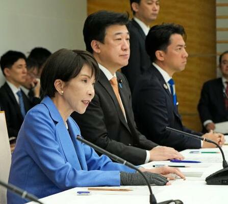 中東情勢に関する関係閣僚会議であいさつする高市首相(左)=31日午前、首相官邸