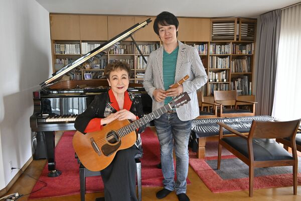「一生分の私を懸けたい」との思いでコンサートに臨む加藤さん（左）とＲｅｎさん