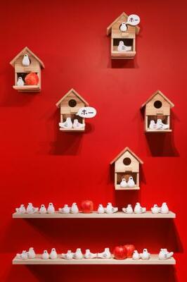 　青森の伝統工芸を現代化した置物「めおと鳩」（提供写真）