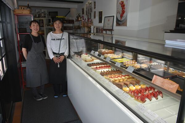 店内で笑顔を見せる大濱礼店長（右）