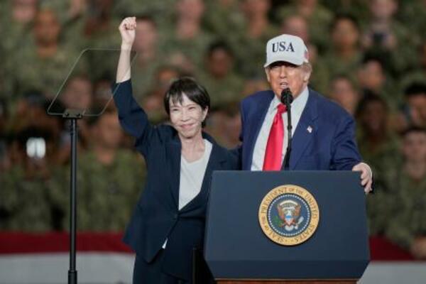 28日、米原子力空母ジョージ・ワシントンを視察、演説するトランプ米大統領と高市早苗首相(AP=共同)