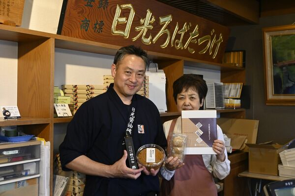 商品をＰＲする樋山社長（左）とスタッフ