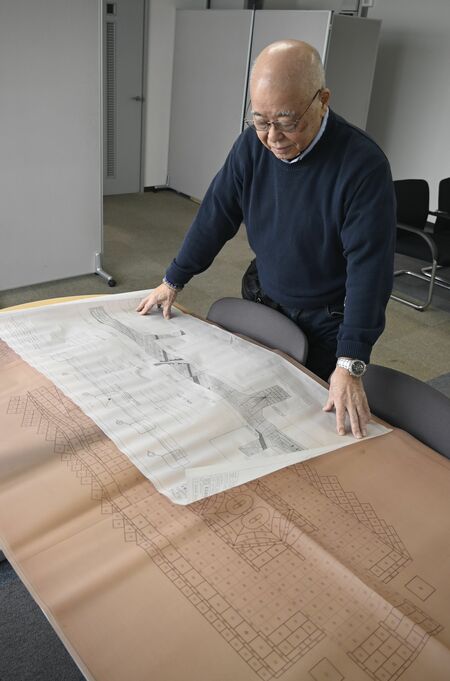 見つかった路面の図面を広げる舘野さん