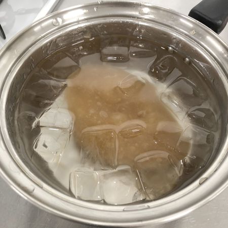 写真(4) 氷水を入れて冷やすと、ドロっとしていたのが固まりになる