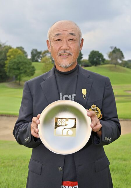 シニアの部で初優勝を果たし、銀盃を手にする木村（千葉）＝26日午後５時10分、栃木市都賀町大柿、広瀬華撮影