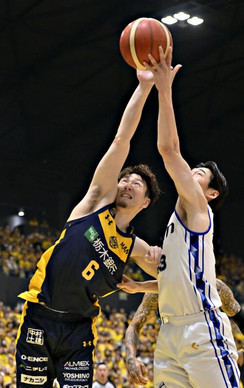 第1クオーター2分、ブレックスの比江島(左)がオフェンスリバウンドを争う=日環アリーナ栃木、森田大地撮影