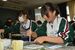 白い下地に色を付けてフレスコ画制作に取り組む生徒たち