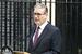 22日、英ロンドンの首相官邸前で辞任を表明するスターマー首相(共同)