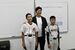 組み合わせ抽選後、代表選手らと記念撮影する成瀬さん（中央）