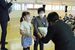 川俣市長に浄財を手渡す児童（中央）