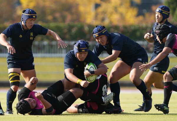 県予選決勝でボールを保持して進む国学栃木の選手たち＝ニッコークリエートスポーツフィールドとちぎ