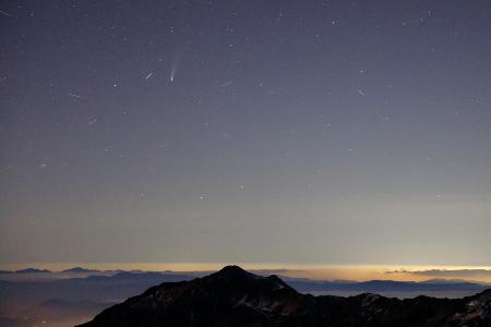 　この秋、天体ショーとして話題になった「レモン彗星」（10月29日）。日没後、西の空に現れた姿が撮影できました。人工衛星や航空機も写っています。