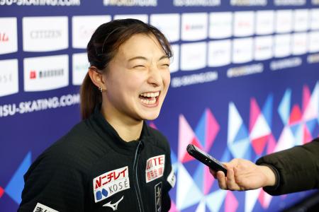 　公式練習を終え、取材に応じる坂本花織＝プラハ（共同）