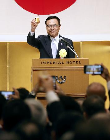 　経済３団体の新年祝賀会で乾杯する経済同友会代表幹事の新浪剛史氏＝１月、東京都千代田区