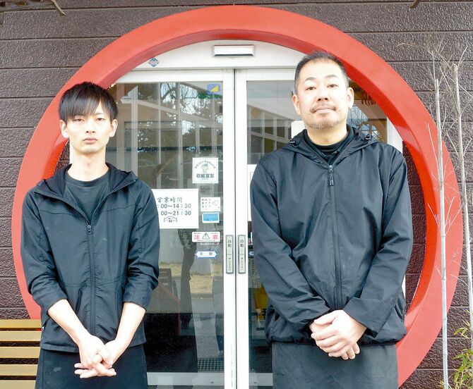 定番から本格料理、予約制の特別メニューまで腕を振るう２代目の北條正幸さん（右）とスタッフ