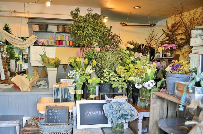 こだわりの花が所せましと並んでいる店内