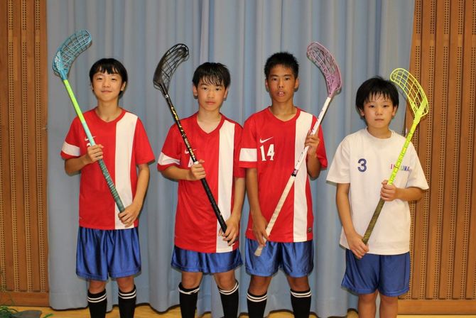 昨年3月の「日本小学生＆中高生ネオホッケー選手権2019＆幼児大会」小学生高学年混成の部で優勝した選手たち。左から郷間  姫奈(ひめな)さん、柳田 和人(かずと)さん、　柳田 優一(ゆういち)さん、郷間 翔之丞(しょうのすけ)さん。